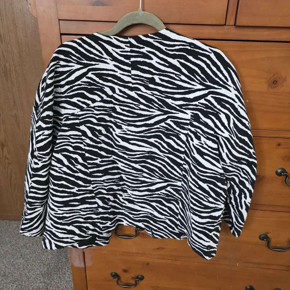 Chico's Zebra Print Jacket Size 2 (Large) Zip Up Pockets Black White Textured
